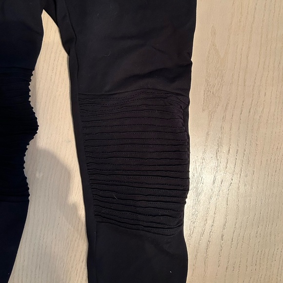 Suzy Shier Women’s Pull-On Slim fit pant - Picture 2 of 5